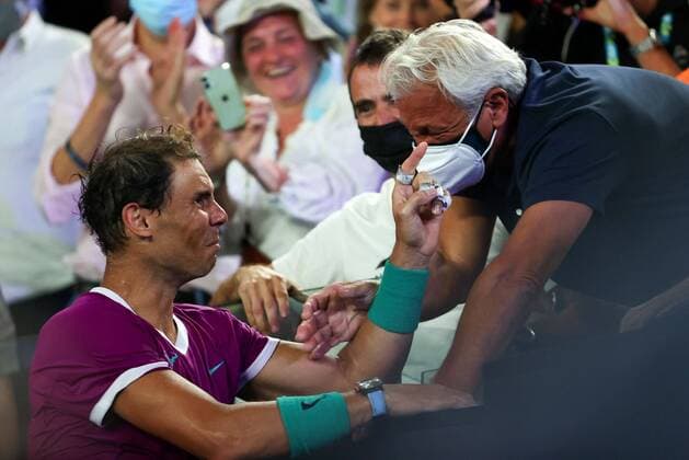 Sport Bilder des Tages Mandatory Credit: Photo by Ella Ling Shutterstock (12778014fp) Rafael Nadal celebrates victory in the Men s Singles final with his father, Sebastian Nadal Australian Open, Day Fourteen, Tennis, Melbourne Park, Melbourne, Australia - 30 Jan 2022 Australian Open, Day Fourteen, Tennis, Melbourne Park, Melbourne, Australia - 30 Jan 2022 Copyright: xEllaxLing Shutterstockx 12778014fp