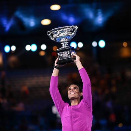 Sport Bilder des Tages Mandatory Credit: Photo by James Gourley Shutterstock (12778011ia) Rafael Nadal celebrates victory in the Men s Singles final with the Norman Brookes Challenge Cup Australian Open, Day Fourteen, Tennis, Melbourne Park, Melbourne, Australia - 30 Jan 2022 Australian Open, Day Fourteen, Tennis, Melbourne Park, Melbourne, Australia - 30 Jan 2022 Copyright: xJamesxGourley Shutterstockx 12778011ia