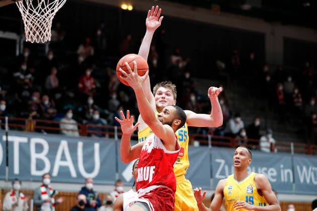 30 01 2022, skin round 2021 22, 19 matchday, s Oliver Wuerzburg vs ALBA Berlin, easyCredit BBL, 19 matchday, GER, Wuerzburg, tectake ARENA, picture from left Cameron Hunt s Oliver Wuerzburg vs Ben Lammers ALBA BERLIN Copyright: HMBxMedia xHeikoxBecker