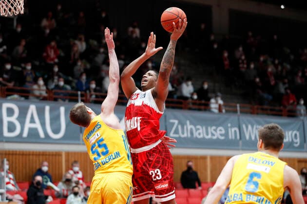 30 01 2022, skin round 2021 22, 19 matchday, s Oliver Wuerzburg vs ALBA Berlin, easyCredit BBL, 19 matchday, GER, Wuerzburg, tectake ARENA, picture from left Ben Lammers ALBA BERLIN vs Desi Rodriguez s Oliver Wuerzburg Copyright: HMBxMedia xHeikoxBecker