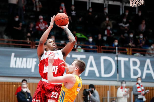 30 01 2022, skin round 2021 22, 19 matchday, s Oliver Wuerzburg vs ALBA Berlin, easyCredit BBL, 19 matchday, GER, Wuerzburg, tectake ARENA, picture from left Desi Rodriguez s Oliver Wuerzburg vs Malte Delow ALBA BERLIN Copyright: HMBxMedia xHeikoxBecker