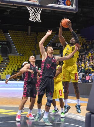 GER, Basketball,easy Credit BBL, EWE Baskets Oldenburg vs Telekom Baskets Bonn 30 01 2022, EWE Arena, Oldenburg, GER, easy Credit BBL, EWE Baskets Oldenburg vs Telekom Baskets Bonn , pictured Tai ODIASE EWE Baskets Oldenburg 21 Saulius KULVIETIS Telekom Baskets Bonn 10 Karsten TADDA Telekom Baskets Bonn 9 nordphotoxRojahn nph00310