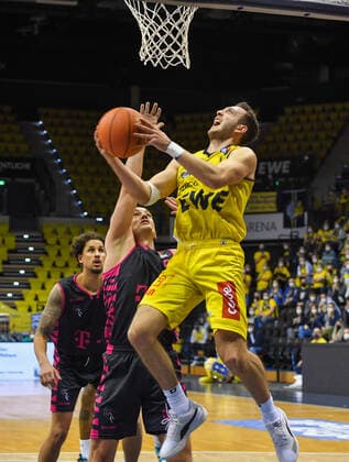 GER, Basketball,easy Credit BBL, EWE Baskets Oldenburg vs Telekom Baskets Bonn 30 01 2022, EWE Arena, Oldenburg, GER, easy Credit BBL, EWE Baskets Oldenburg vs Telekom Baskets Bonn , in picture Max HEIDEGGER EWE Baskets Oldenburg 3 Karsten TADDA Telekom Baskets Bonn 9 nordphotoxRojahn nph00310