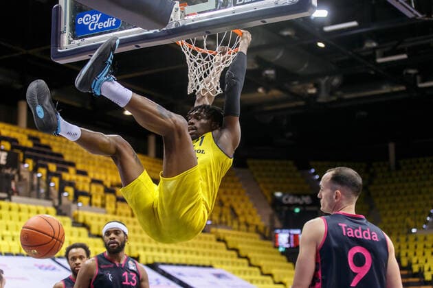 Oldenburg, Lower Saxony, DEU, 30 01 2022, Tai Odiase EWE Baskets Oldenburg stuffs the ball into the basket EWE Baskets Oldenburg vs Telekom Baskets Bonn 1 Basketball Bundesliga Saison 2021 2022, 19 Spieltag, Grosse EWE Arena EWE Baskets Oldenburg vs Telekom Baskets Bonn