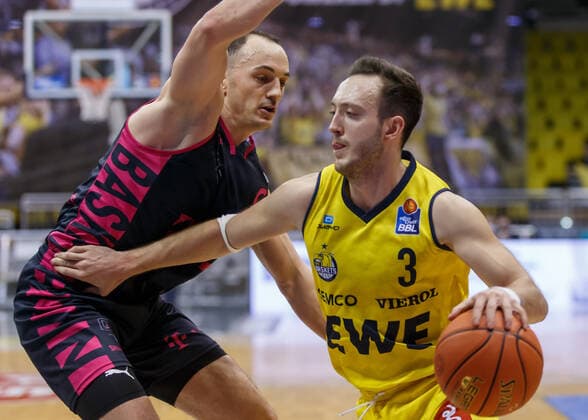 Oldenburg, Lower Saxony, DEU, 30 01 2022, Max Heidegger right, EWE Baskets Oldenburg and Karsten Tadda left, Telekom Baskets Bonn EWE Baskets Oldenburg vs Telekom Baskets Bonn 1 Basketball Bundesliga Saison 2021 2022, 19 Spieltag, Grosse EWE Arena EWE Baskets Oldenburg vs Telekom Baskets Bonn