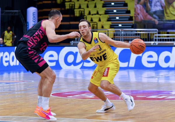 GER, Basketball,easy Credit BBL, EWE Baskets Oldenburg vs Telekom Baskets Bonn 30 01 2022, EWE Arena, Oldenburg, GER, easy Credit BBL, EWE Baskets Oldenburg vs Telekom Baskets Bonn , in picture Max HEIDEGGER EWE Baskets Oldenburg 3 Karsten TADDA Telekom Baskets Bonn 9 nordphotoxRojahn nph00310