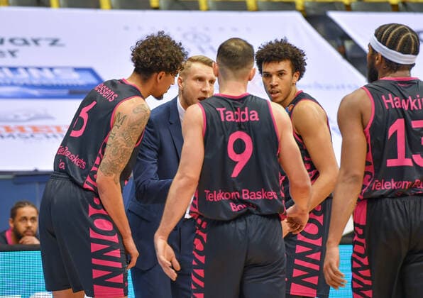 GER, Basketball,easy Credit BBL, EWE Baskets Oldenburg vs Telekom Baskets Bonn 30 01 2022, EWE Arena, Oldenburg, GER, easy Credit BBL, EWE Baskets Oldenburg vs Telekom Baskets Bonn , pictured on the sidelines Tuomas IISALO Telekom Baskets Bonn Headcoach Michael KESSENS Telekom Baskets Bonn 6 Karsten TADDA Telekom Baskets Bonn 9 Tyson WARD Telekom Baskets Bonn 3 Javontae HAWKINS Telekom Baskets Bonn 13 nordphotoxRojahn nph00310