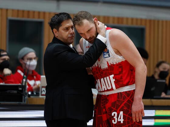 30 01 2022, basketball, BBL, main round, s Oliver Wuerzburg Alba Berlin, GER, Wuerzburg, tectake Arena picture v, li head coach Sasa Filipovski s Oliver Wuerzburg and Felix Hoffmann s Oliver Wuerzburg Copyright: HMBxMedia xHeikoxBecker