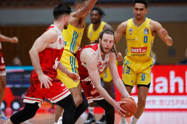 30 01 2022, basketball, BBL, main round, s Oliver Wuerzburg Alba Berlin, GER, Wuerzburg, tectake Arena picture v, li Luciano Parodi s Oliver Wuerzburg , Louis Olinde ALBA BERLIN , Craig Moller s Oliver Wuerzburg and Maodo Lo ALBA BERLIN Copyright: HMBxMedia xHeikoxBecker
