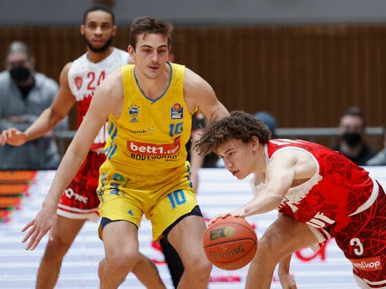 30 01 2022, basketball, BBL, main round, s Oliver Wuerzburg Alba Berlin, GER, Wuerzburg, tectake Arena picture v, li Cameron Hunt s Oliver Wuerzburg , Tim Schneider ALBA BERLIN and Yulian Ramirez Montero s Oliver Wuerzburg Copyright: HMBxMedia xHeikoxBecker