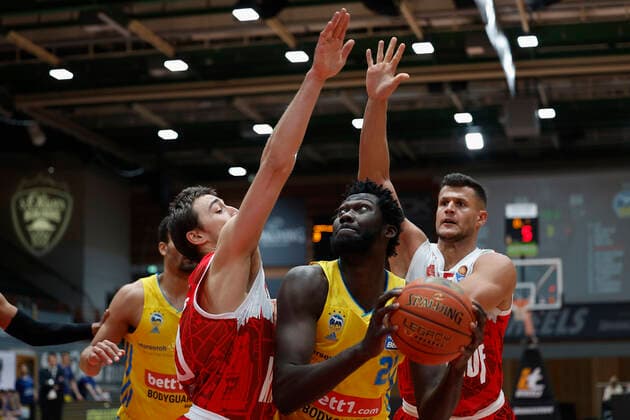 30 01 2022, Basketball, BBL, Hauptrunde, s Oliver Wuerzburg Alba Berlin, GER, Wuerzburg, tectake Arena picture v, li Julian Albus s Oliver Wuerzburg , Christ Koumadje ALBA BERLIN and Filip Stanic s Oliver Wuerzburg Copyright: HMBxMedia xHeikoxBecker