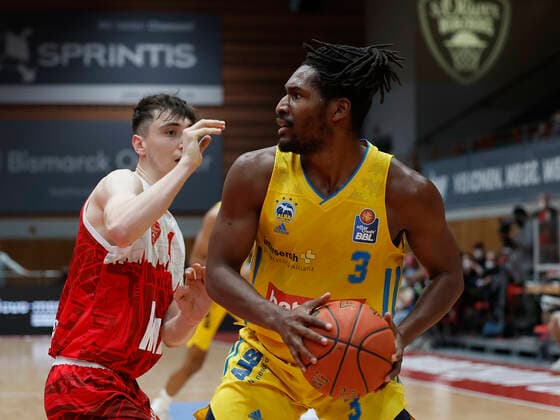 30 01 2022, basketball, BBL, main round, s Oliver Wuerzburg Alba Berlin, GER, Wuerzburg, tectake Arena picture v, li Julius Boehmer s Oliver Wuerzburg and Jaleen Smith ALBA BERLIN Copyright: HMBxMedia xHeikoxBecker