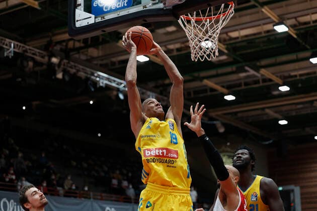 30 01 2022, Basketball, BBL, Hauptrunde, s Oliver Wuerzburg Alba Berlin, GER, Wuerzburg, tectake Arena picture v, li Louis Olinde ALBA BERLIN , Alex King s Oliver Wuerzburg and Christ Koumadje ALBA BERLIN Copyright: HMBxMedia xHeikoxBecker