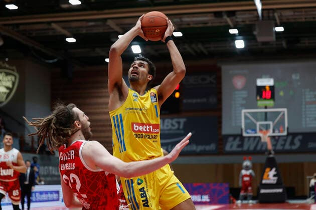 30 01 2022, basketball, BBL, main round, s Oliver Wuerzburg Alba Berlin, GER, Wuerzburg, tectake Arena picture v, li Craig Moller s Oliver Wuerzburg and Oscar Da Silva ALBA BERLIN Copyright: HMBxMedia xHeikoxBecker