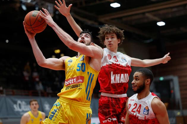 30 01 2022, basketball, BBL, main round, s Oliver Wuerzburg Alba Berlin, GER, Wuerzburg, tectake Arena picture v, li Yovel Zoosman ALBA BERLIN , Yulian Ramirez Montero s Oliver Wuerzburg and Cameron Hunt s Oliver Wuerzburg Copyright: HMBxMedia xHeikoxBecker