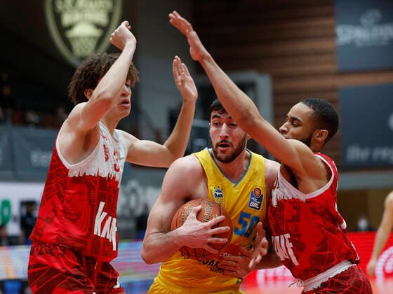 30 01 2022, Basketball, BBL, Hauptrunde, s Oliver Wuerzburg Alba Berlin, GER, Wuerzburg, tectake Arena picture v, li Yulian Ramirez Montero s Oliver Wuerzburg , Yovel Zoosman ALBA BERLIN and Cameron Hunt s Oliver Wuerzburg Copyright: HMBxMedia xHeikoxBecker