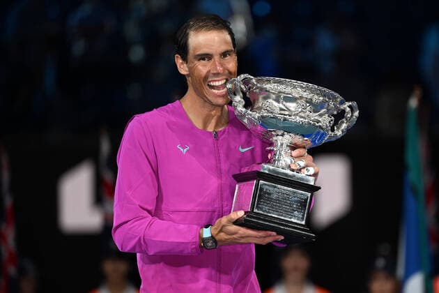 Bilder des Jahres 2022, Sport 01 Januar Sport Themen der Woche KW04 January 31, 2022: 6th seed RAFAEL NADAL (ESP) poses with the trophy after defeating 2nd seed DANIIL MEDVEDEV (RUS) on Rod Laver Arena in the Men s Singles Final match on day 14 of the 2022 Australian Open in Melbourne, Australia. Cal Media. Nadal won 2:6 6:7 6:4 6:4 7:5 USA - ZUMAc04_ 20220131_zaf_c04_018 Copyright: xSydneyxLowx