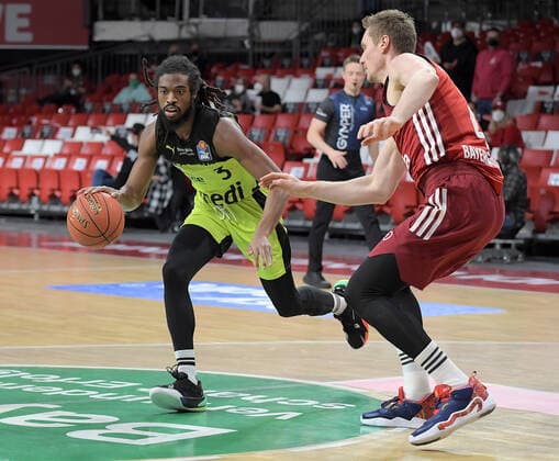 30 01 2022, xemx, Basketball BBL Bundesliga, FC Bayern Muenchen Basketball medi Bayreuth emspor, v l Marcus Thornton medi Bayreuth , Leon Radosevic FC Bayern Basketball Muenchen
