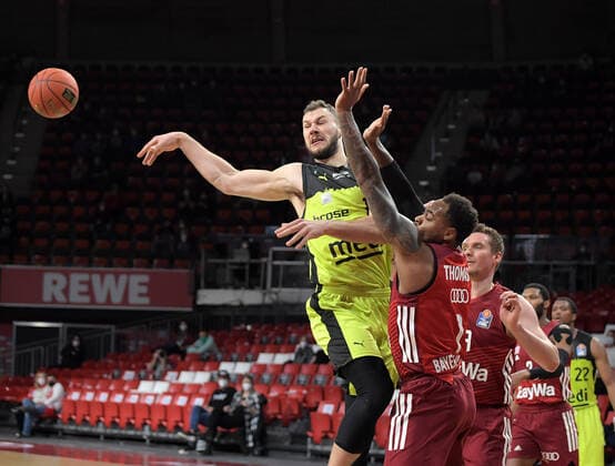 30 01 2022, xemx, Basketball BBL Bundesliga, FC Bayern Muenchen Basketball medi Bayreuth emspor, v l Martynas Sajus medi Bayreuth , Deshaun Thomas FC Bayern Basketball Muenchen