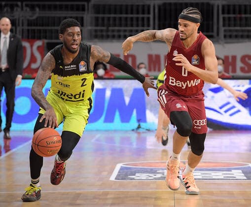 30 01 2022, xemx, Basketball BBL Bundesliga, FC Bayern Muenchen Basketball medi Bayreuth emspor, v l Sacar Anim medi Bayreuth , Nick Weiler Babb FC Bayern Basketball Muenchen