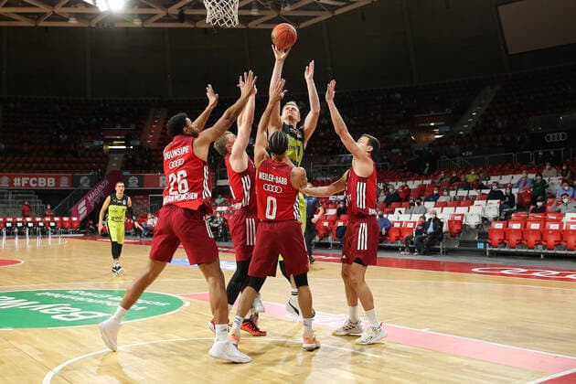 FC Bayern players try to block Terry Allen medi bayreuth, 15 GER, FC Bayern basketball vs medi bayreuth, 1 Bundesliga, 2021 2022 season, 30 01 2022, GER, FC Bayern basketball vs medi bayreuth, 1 Bundesliga, 2021 2022 season, 30 01 2022, Munich Copyright: xEIBNER MarcelxEngelbrechtx EP_EER