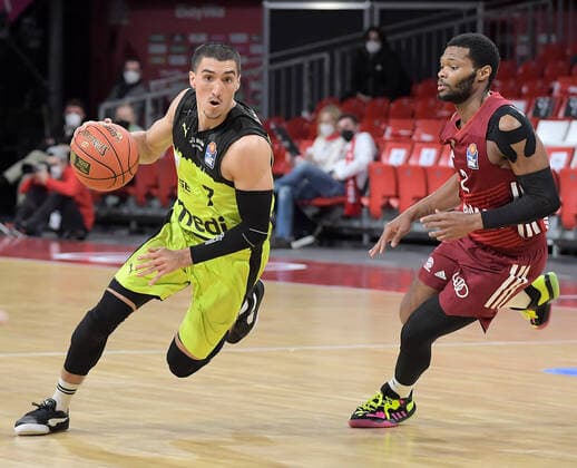 30 01 2022, xemx, Basketball BBL Bundesliga, FC Bayern Muenchen Basketball medi Bayreuth emspor, v l Philip Jalalpoor medi Bayreuth , Corey Walden FC Bayern Basketball Muenchen