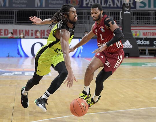 30 01 2022, xemx, Basketball BBL Bundesliga, FC Bayern Muenchen Basketball medi Bayreuth emspor, v l Marcus Thornton medi Bayreuth , Corey Walden FC Bayern Basketball Muenchen