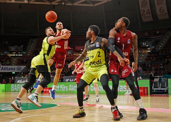 30 01 2022, basketball, BBL FC Bayern Basketball vs Bayreuth, Audi Dome Munich, sports, in the picture Martynas Sajus Bayreuth vs Gavin Schilling FCB Basketball , Sacar Anim Bayreuth vs Deshaun Thomas FCB Basketball