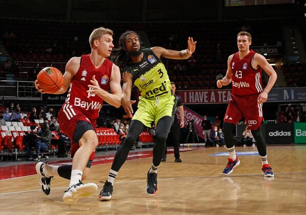 30 01 2022, basketball, BBL FC Bayern Basketball vs Bayreuth, Audi Dome Munich, sports, in picture Ognjen Jaramaz FCB Basketball vs Marcus Thornton Bayreuth , Leon Radosevic FCB Basketball