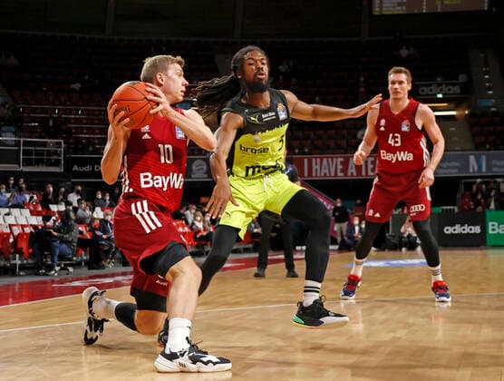 30 01 2022, basketball, BBL FC Bayern Basketball vs Bayreuth, Audi Dome Munich, sports, in picture Ognjen Jaramaz FCB Basketball vs Marcus Thornton Bayreuth , Leon Radosevic FCB Basketball