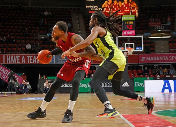 30 01 2022, basketball, BBL FC Bayern Basketball vs Bayreuth, Audi Dome Munich, sports, in the picture Deshaun Thomas FCB Basketball vs Marcus Thornton Bayreuth