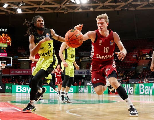 30 01 2022, basketball, BBL FC Bayern Basketball vs Bayreuth, Audi Dome Munich, sports, in the picture Marcus Thornton Bayreuth vs Ognjen Jaramaz FCB Basketball