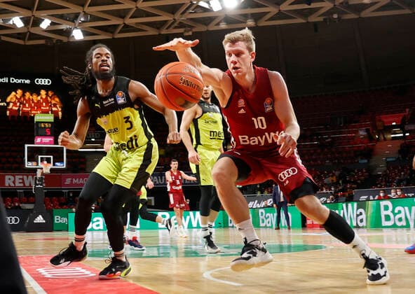 30 01 2022, basketball, BBL FC Bayern Basketball vs Bayreuth, Audi Dome Munich, sports, in the picture Marcus Thornton Bayreuth vs Ognjen Jaramaz FCB Basketball