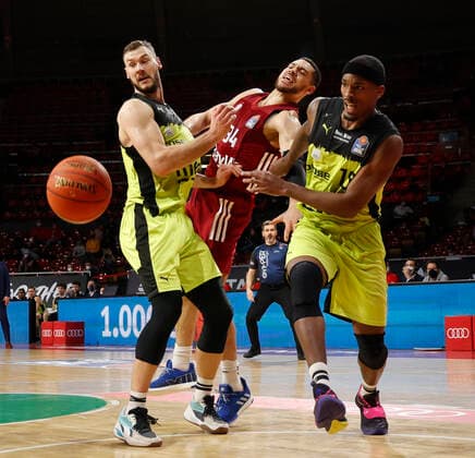 30 01 2022, basketball, BBL FC Bayern Basketball vs Bayreuth, Audi Dome Munich, sports, in the picture Martynas Sajus Bayreuth , Gavin Schilling FCB Basketball and Terry Allen Bayreuth