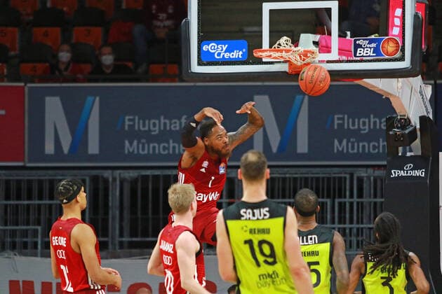1 Deshaun Thomas (FCBB) rot, trifft per Dunk, Dunking Basketball BBL FC Bayern München - Medi Bayreuth im Audi Dome am 30.01.2022 FOTO: Mladen Lackovic LakoPress