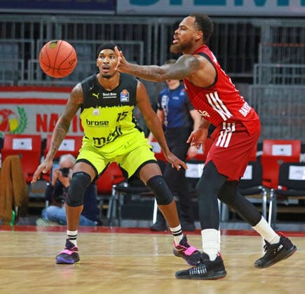 1 Deshaun Thomas (FCBB) rot, gegen 15 Terry Allen (Bayreuth) Basketball BBL FC Bayern München - Medi Bayreuth im Audi Dome am 30.01.2022 FOTO: Mladen Lackovic LakoPress