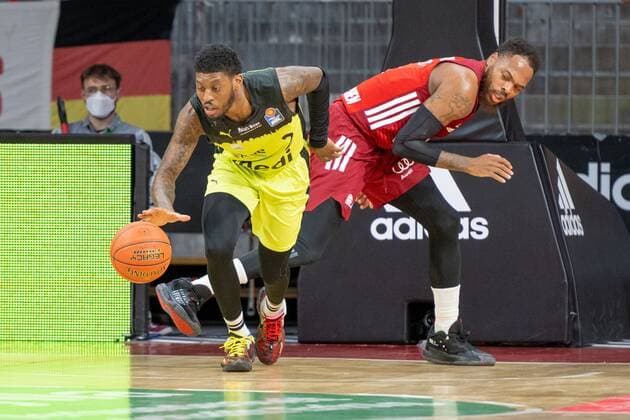 Sacar Anim 2 medi Bayreuth , Thomas Deshaun 1 FC Bayern , FC Bayern Basketball vs medi Bayreuth, easyCredit BBL, 30 01 2022 Muenchen Bayern Germany Copyright: xkolbert-press UlrichxGamelx