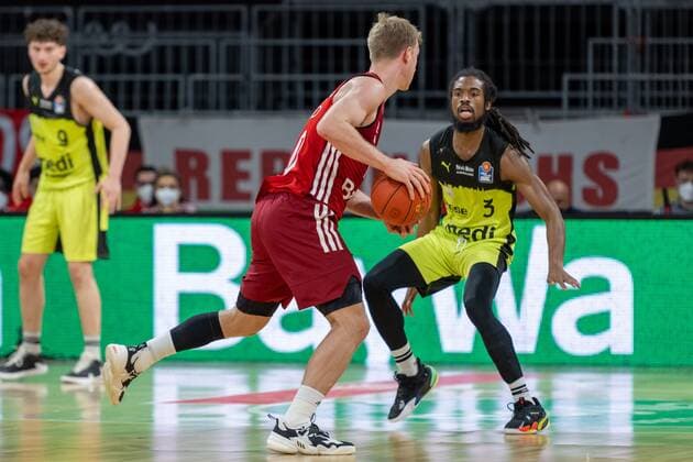 Ognjen Jaramaz 10 FC Bayern , Marcus Thornton 3 medi Bayreuth , FC Bayern Basketball vs medi Bayreuth, easyCredit BBL, 30 01 2022 Muenchen Bayern Germany Copyright: xkolbert-press UlrichxGamelx
