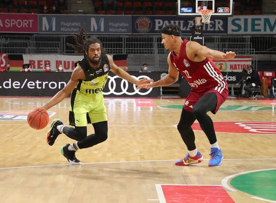 Duel between Marcus Thornton medi bayreuth, 3 and Jason George Bayern Basketball, 12 GER, FC Bayern Basketball vs medi bayreuth, 1 Bundesliga, season 2021 2022, 30 01 2022, GER, FC Bayern Basketball vs medi bayreuth, 1 Bundesliga, season 2021 2022, 30 01 2022, Muenchen Copyright: xEIBNER MarcelxEngelbrechtx EP_EER