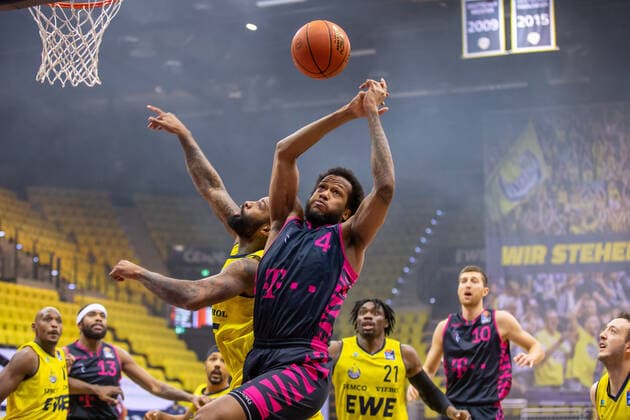 Oldenburg, Lower Saxony, DEU, 30 01 2022, Justin Gorham right, Telekom Baskets Bonn and Cameron Clark left, EWE Baskets Oldenburg EWE Baskets Oldenburg vs Telekom Baskets Bonn 1 Basketball Bundesliga Saison 2021 2022, 19 Spieltag, Grosse EWE Arena EWE Baskets Oldenburg vs Telekom Baskets Bonn