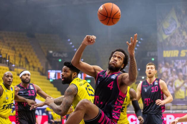 Oldenburg, Lower Saxony, DEU, 30 01 2022, Justin Gorham right, Telekom Baskets Bonn and Cameron Clark left, EWE Baskets Oldenburg EWE Baskets Oldenburg vs Telekom Baskets Bonn 1 Basketball Bundesliga Saison 2021 2022, 19 Spieltag, Grosse EWE Arena EWE Baskets Oldenburg vs Telekom Baskets Bonn