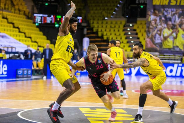 Oldenburg, Lower Saxony, DEU, 30 01 2022, Tim Hasbargen center, Telekom Baskets Bonn , Cameron Clark left, EWE Baskets Oldenburg and Martin Breunig right, EWE Baskets Oldenburg EWE Baskets Oldenburg vs Telekom Baskets Bonn 1 Basketball Bundesliga Saison 2021 2022, 19 Spieltag, Grosse EWE Arena EWE Baskets Oldenburg vs Telekom Baskets Bonn