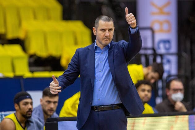 Oldenburg, Lower Saxony, DEU, 30 01 2022, Head Coach Alen Abaz EWE Baskets Oldenburg , EWE Baskets Oldenburg vs Telekom Baskets Bonn 1 Basketball Bundesliga Saison 2021 2022, 19 Spieltag, Grosse EWE Arena EWE Baskets Oldenburg vs Telekom Baskets Bonn
