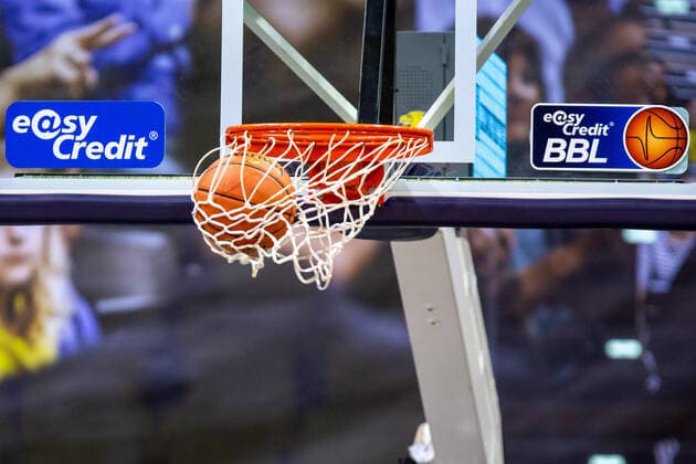 Oldenburg, Lower Saxony, DEU, 30 01 2022, A basketball is thrown into the basket EWE Baskets Oldenburg vs Telekom Baskets Bonn 1 Basketball Bundesliga Saison 2021 2022, 19 Spieltag, Grosse EWE Arena EWE Baskets Oldenburg vs Telekom Baskets Bonn