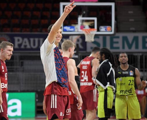 30 01 2022, xemx, Basketball BBL Bundesliga, FC Bayern Muenchen Basketball medi Bayreuth emspor, v l team, players, cheer at the end of the match, celebrate at the end of the match Vladimir Lucic FC Bayern Basketball Muenchen