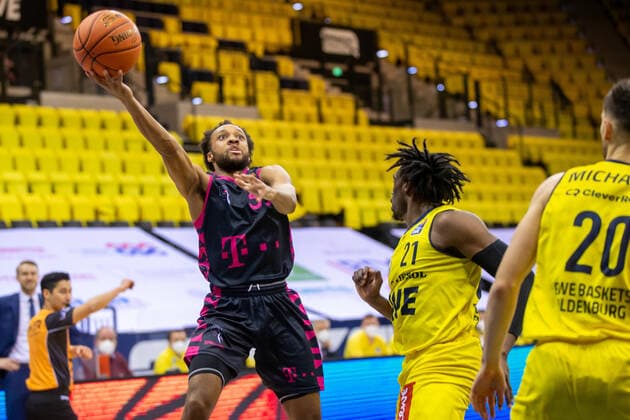 Oldenburg, Lower Saxony, DEU, 30 01 2022, Parker Jackson Cartwright left, Telekom Baskets Bonn , Tai Odiase center, EWE Baskets Oldenburg and Michal Michalak right, EWE Baskets Oldenburg EWE Baskets Oldenburg vs Telekom Baskets Bonn 1 Basketball Bundesliga Saison 2021 2022, 19 Spieltag, Grosse EWE Arena EWE Baskets Oldenburg vs Telekom Baskets Bonn