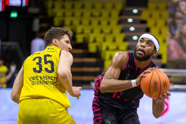 Oldenburg, Lower Saxony, DEU, 30 01 2022, Javontae Hawkins right, Telekom Baskets Bonn and Alen Pjanic left, EWE Baskets Oldenburg EWE Baskets Oldenburg vs Telekom Baskets Bonn 1 Basketball Bundesliga Saison 2021 2022, 19 Spieltag, Grosse EWE Arena EWE Baskets Oldenburg vs Telekom Baskets Bonn