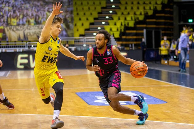 Oldenburg, Lower Saxony, DEU, 30 01 2022, Parker Jackson Cartwright right, Telekom Baskets Bonn and Bennet Hundt left, EWE Baskets Oldenburg EWE Baskets Oldenburg vs Telekom Baskets Bonn 1 Basketball Bundesliga season 2021 2022, 19 matchday, Grosse EWE Arena EWE Baskets Oldenburg vs Telekom Baskets Bonn