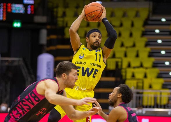 Oldenburg, Lower Saxony, DEU, 30 01 2022, Phil Pressey center, EWE Baskets Oldenburg with Parker Jackson Cartwright right, Telekom Baskets Bonn , Saulius Kulvietis left, Telekom Baskets Bonn EWE Baskets Oldenburg vs Telekom Baskets Bonn 1 Basketball Bundesliga Saison 2021 2022, 19 Spieltag, Grosse EWE Arena EWE Baskets Oldenburg vs Telekom Baskets Bonn