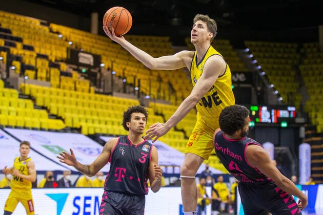 Oldenburg, Lower Saxony, DEU, 30 01 2022, Alen Pjanic center, EWE Baskets Oldenburg , Justin Gorham right, Telekom Baskets Bonn and Tyson Ward left, Telekom Baskets Bonn EWE Baskets Oldenburg vs Telekom Baskets Bonn 1 Basketball Bundesliga Saison 2021 2022, 19 Spieltag, Grosse EWE Arena EWE Baskets Oldenburg vs Telekom Baskets Bonn